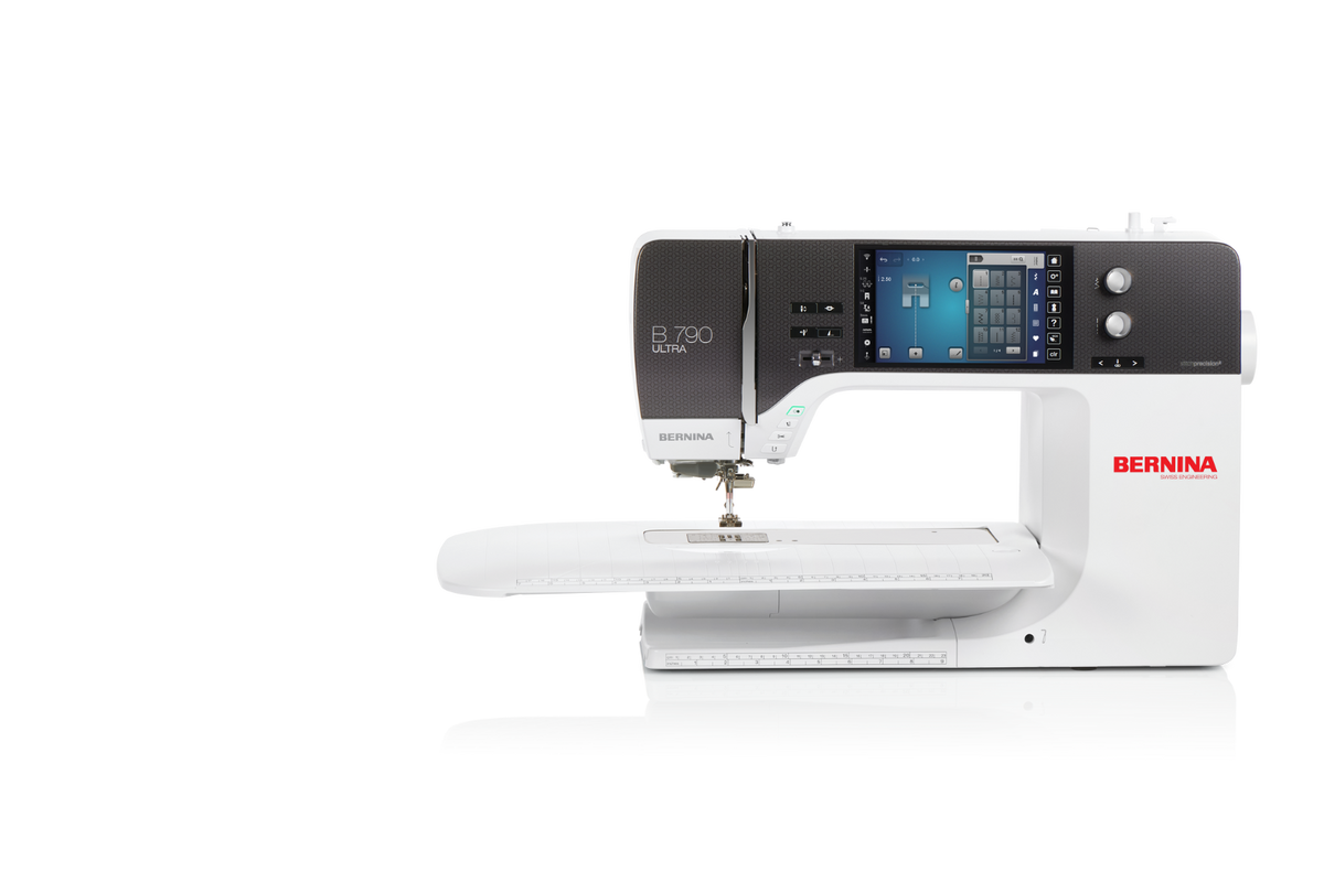 BERNINA 790 ULTRA vue de face avec sa table rallonge, machine qui reconnaît la plaque à aiguille installée