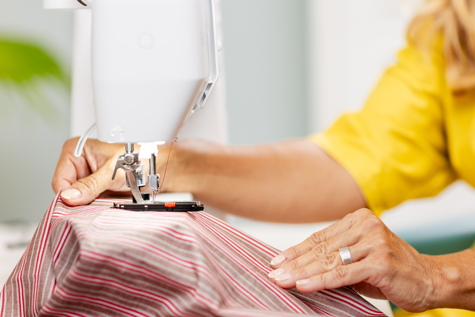 BERNINA 335 en cours d'utilisation – projet couture tissu fin