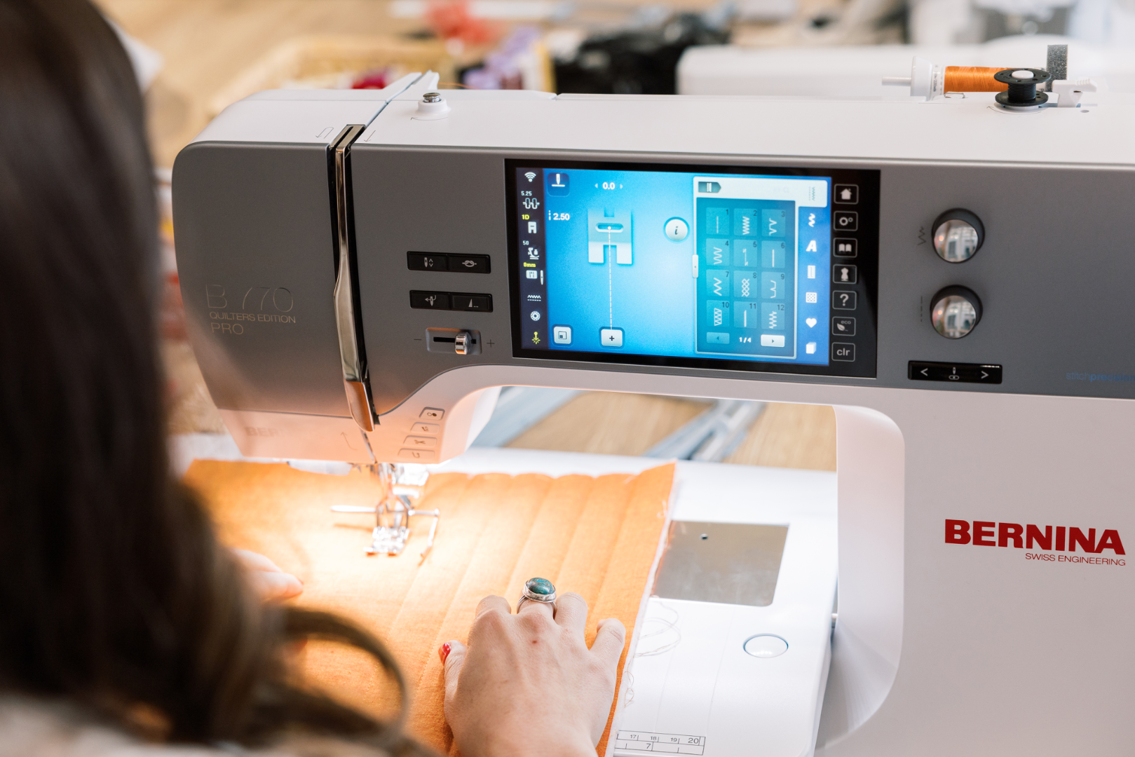 Jess en train de quilter avec la BERNINA 770 QE PRO – Quilter's Edition Série 7