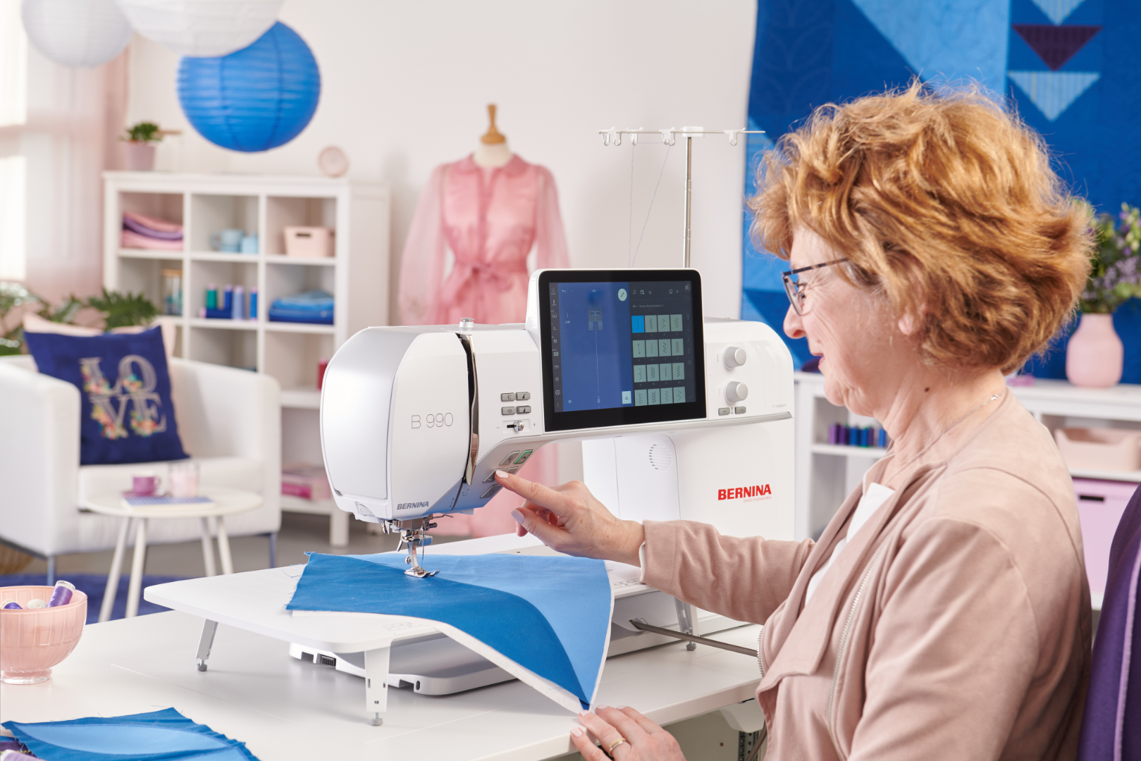 BERNINA 990 en cours de broderie – résultat professionnel grand format