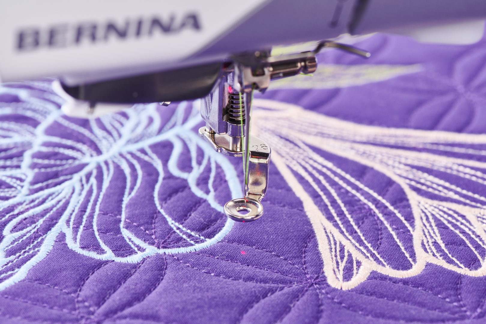 BERNINA 990 en atelier professionnel – machine broderie ultra-précise