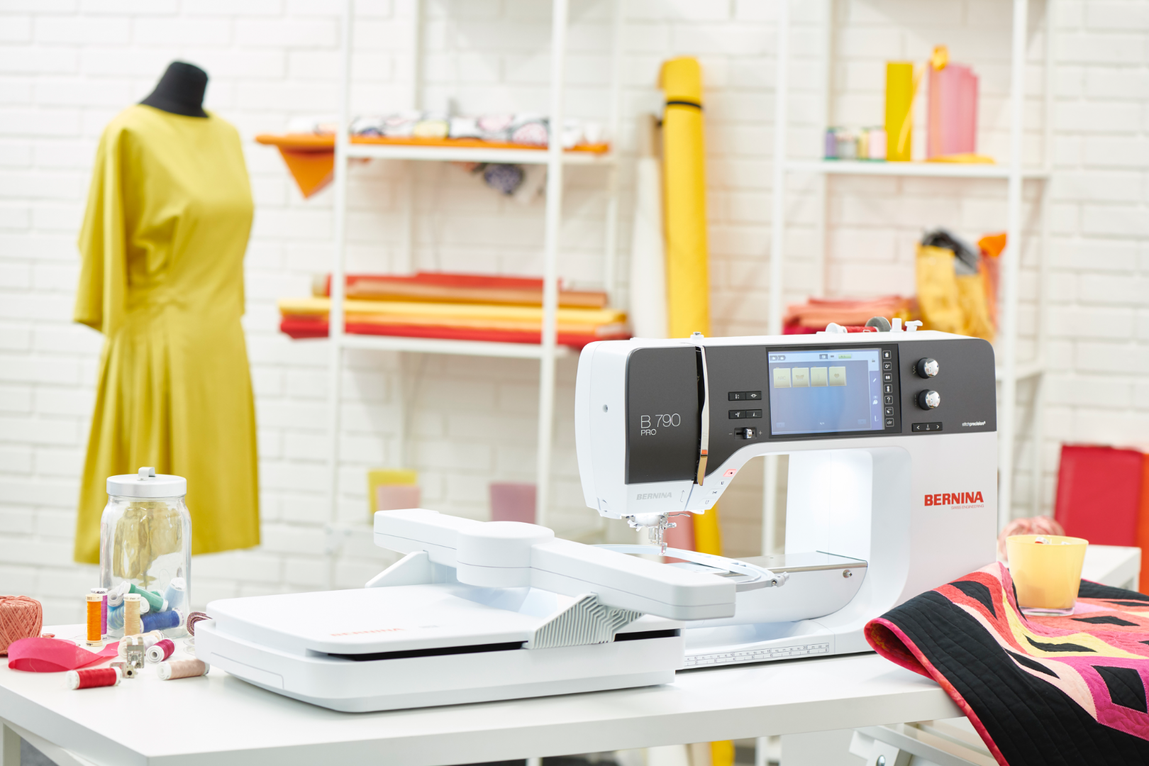 BERNINA 790 PRO – vue d'ensemble machine à broder professionnelle Série 7