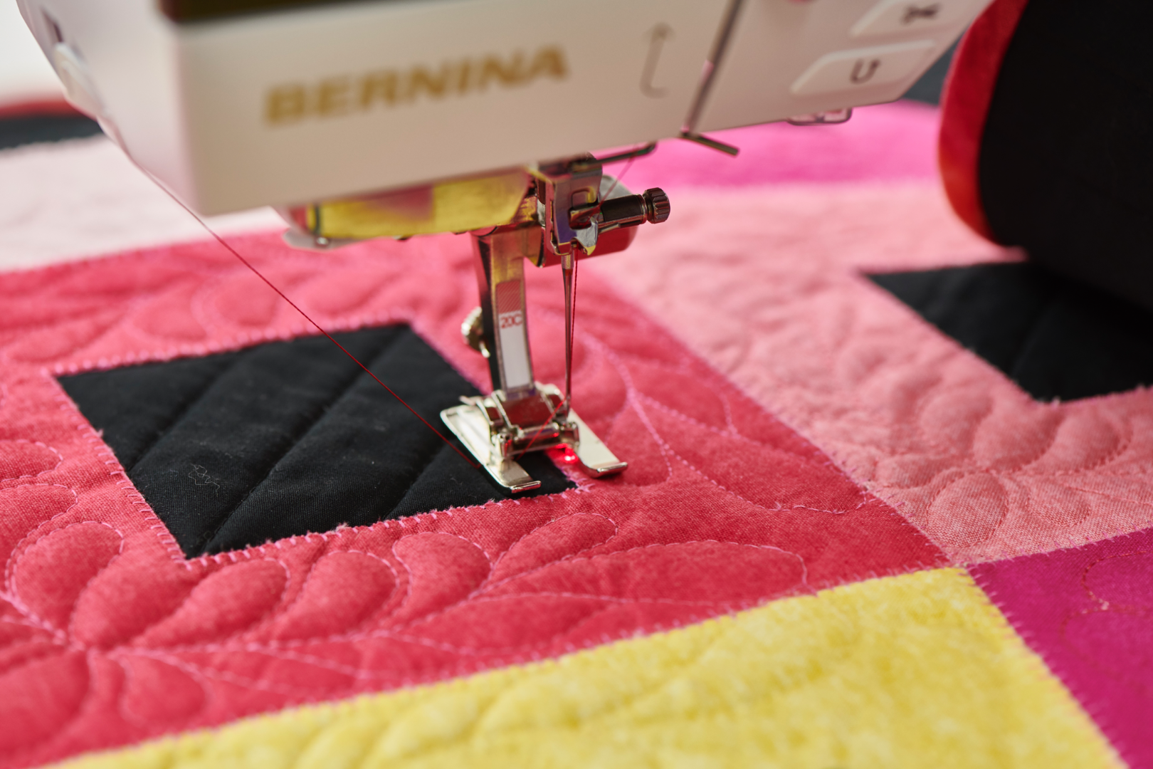 Couturière utilisant la BERNINA 790 PRO – précision et confort Série 7