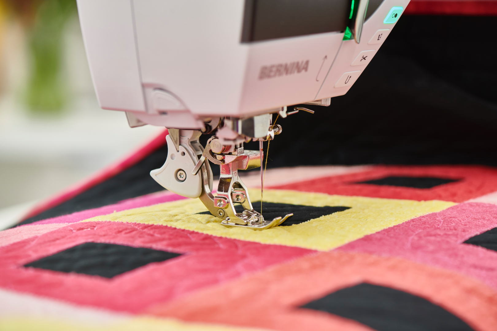 BERNINA 790 PRO en action – pied avec dual transport intégré