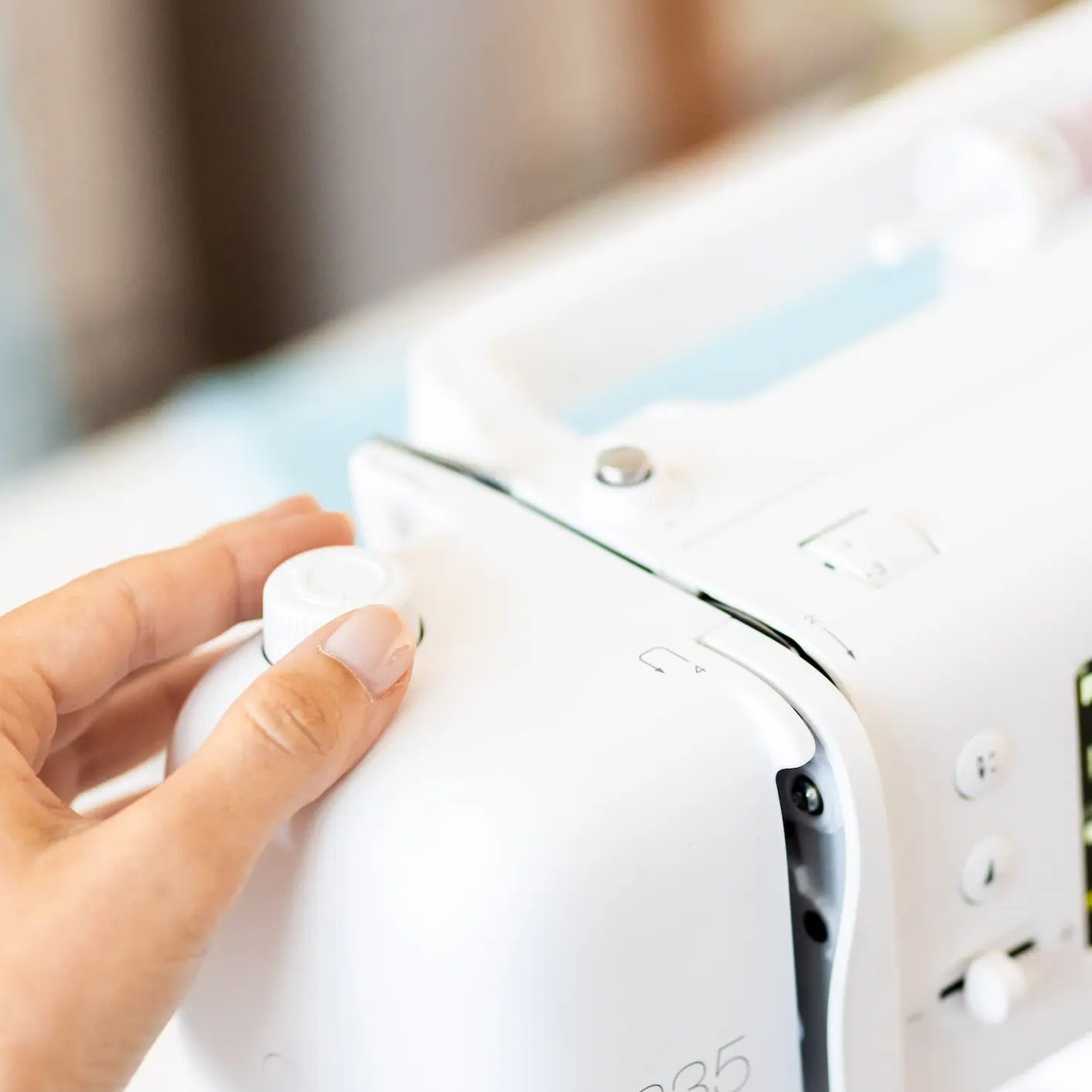 Couturière utilisant la BERNINA 325 sur tissu fleuri – couture du quotidien Série 3