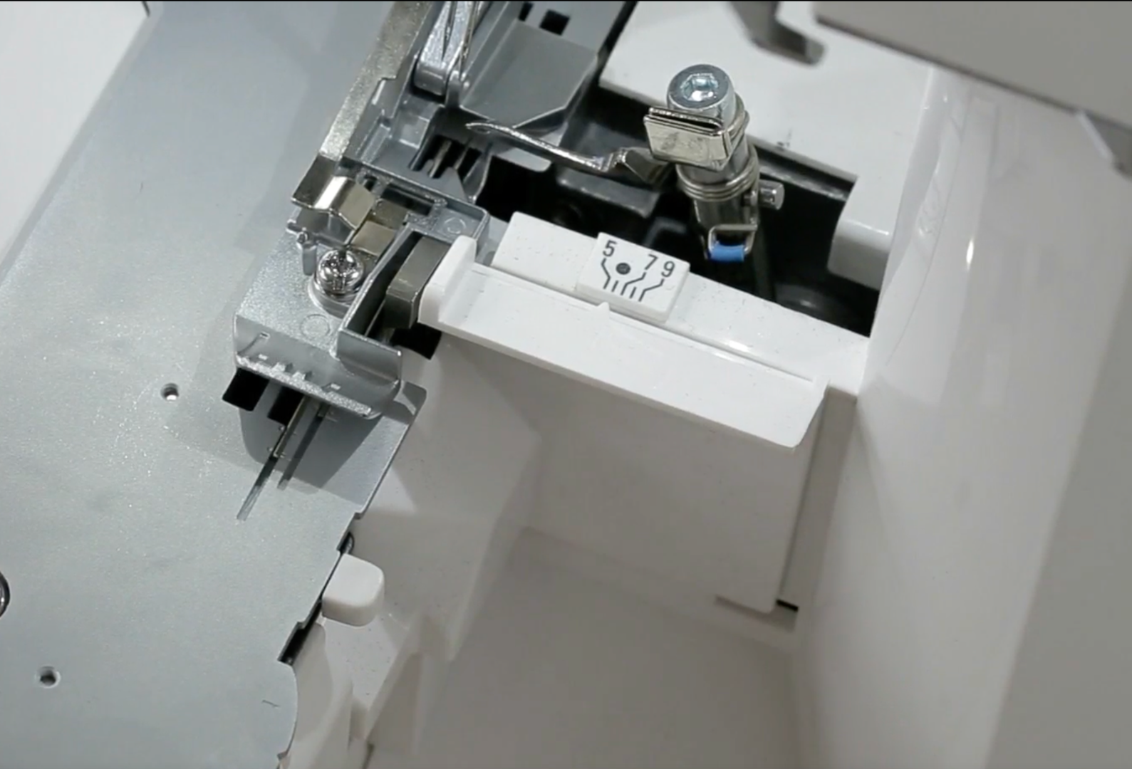 BERNINA L 450 – paramètres de tension et de point sur surjeteuse