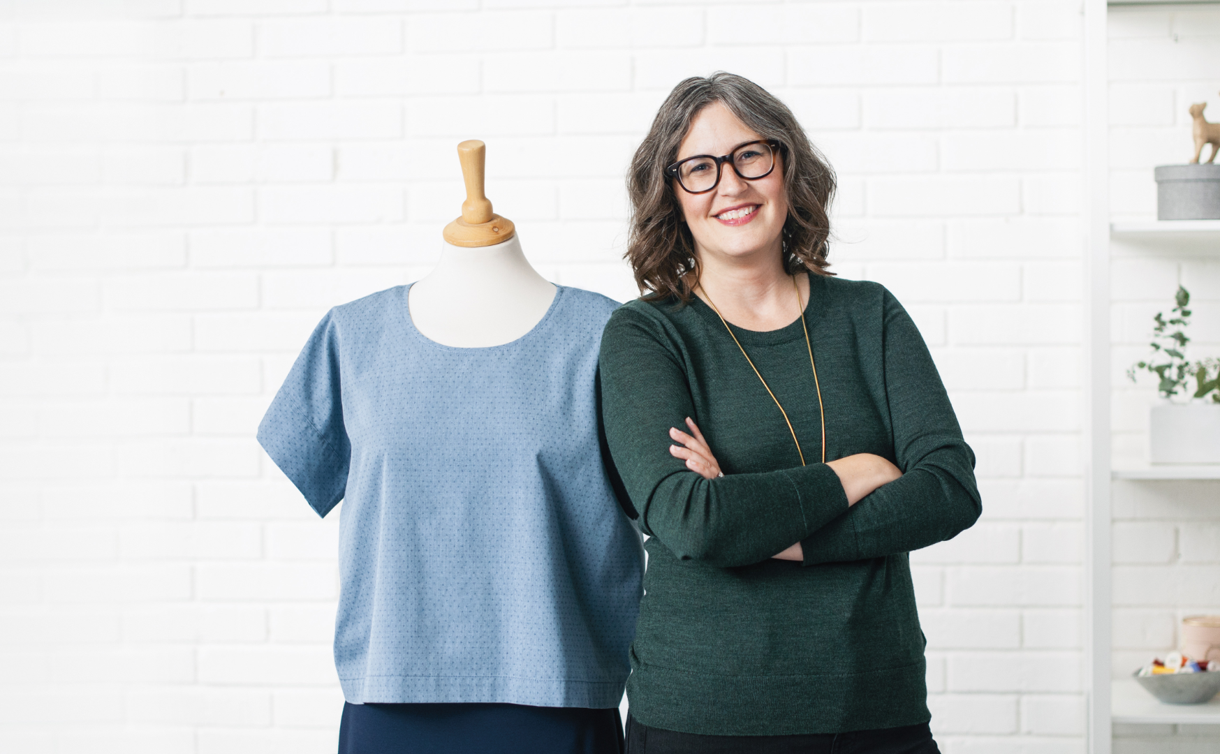 Jen Beeman cousant avec la BERNINA L 890 – surjeteuse 5 fils haut de gamme