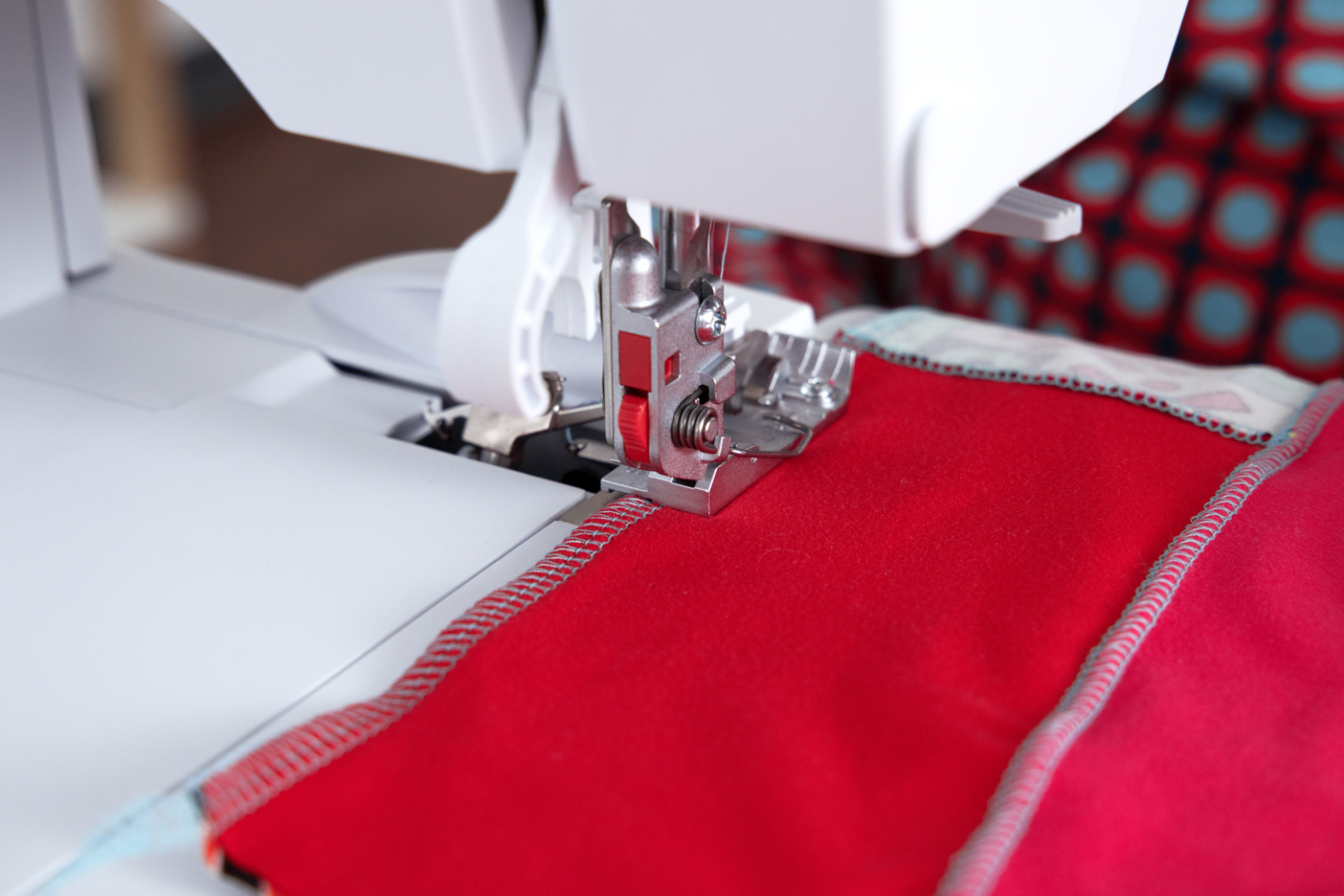 Détail pied de la BERNINA L 860 – point de recouvrement précis sur jersey