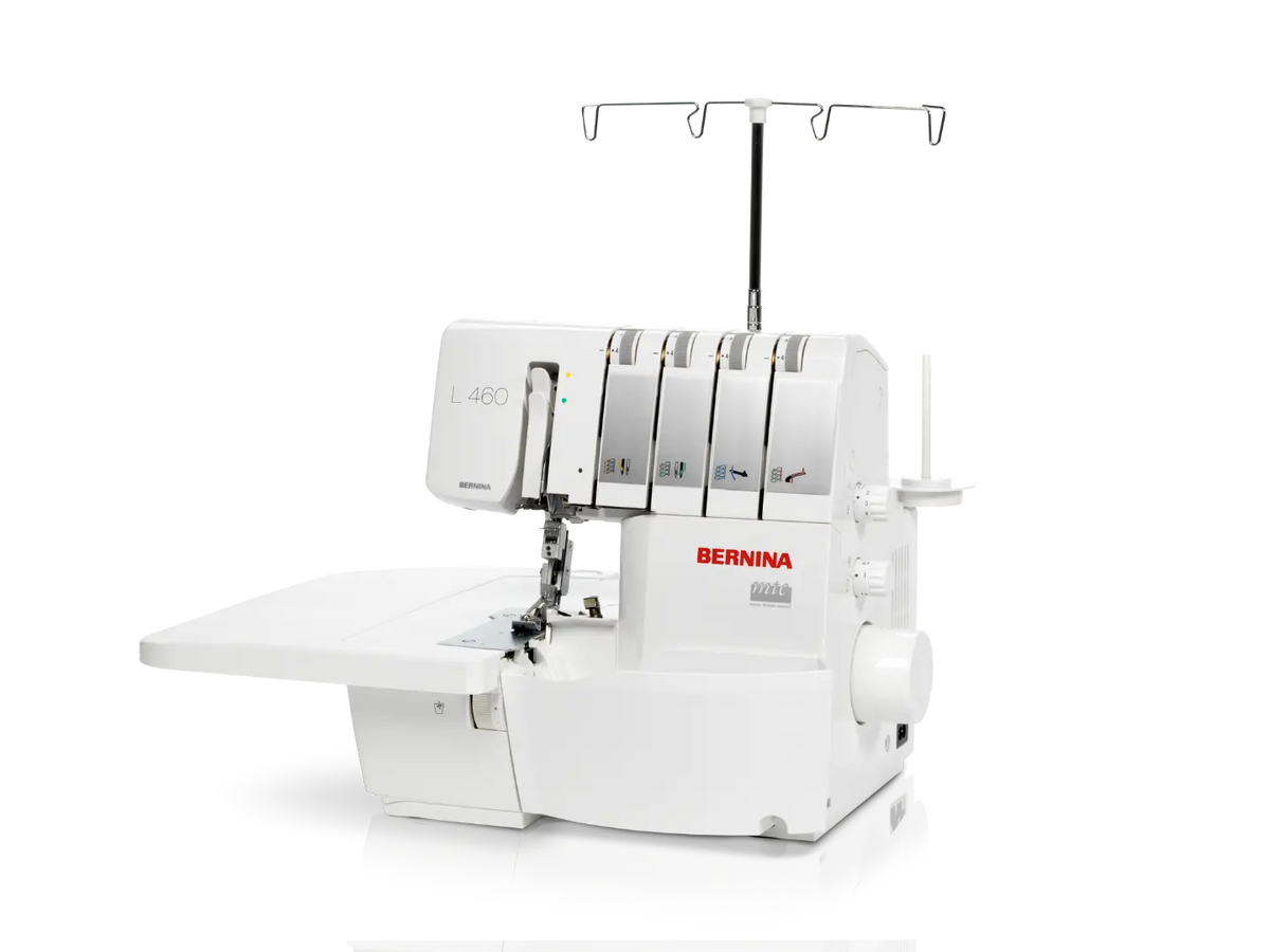 Surjeteuse BERNINA L 460 dans un atelier de couture, prête à surjeter du jersey