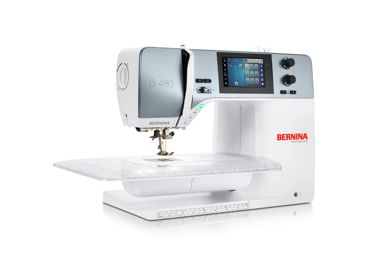 Machine à coudre BERNINA 480 installée à l'atelier avec sa table rallonge