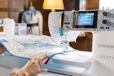 Bernina 495 Liberty Edition – vue de face avec écran tactile | Bernina Addict