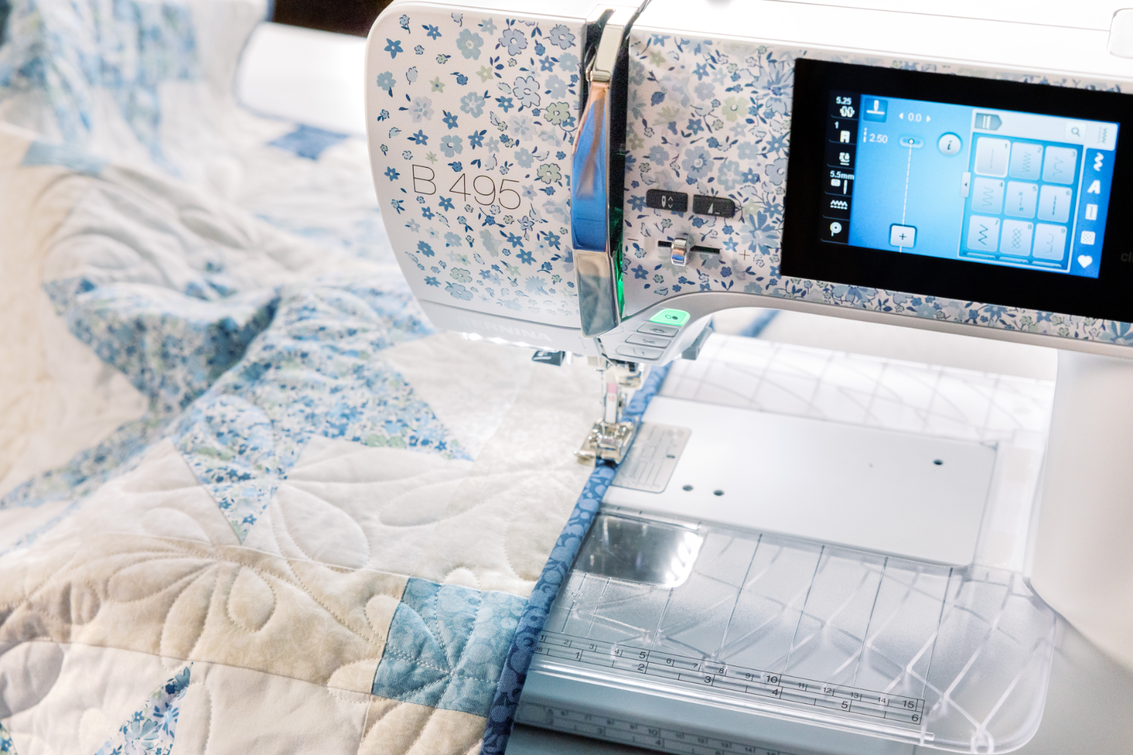 Bernina 495 Liberty Edition – machine à coudre – façade Velasco Meadow | Bernina Addict
