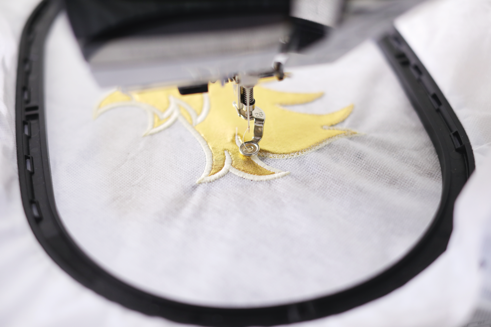 Créatrice Yaya Han brodant avec la BERNINA 500 – personnalisation textile Série 5