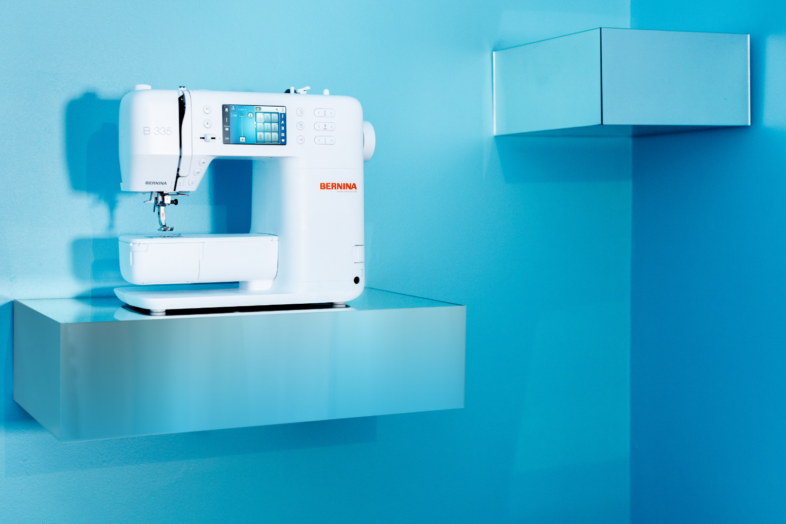 Photo lifestyle BERNINA 335 – couturière et sa machine en atelier