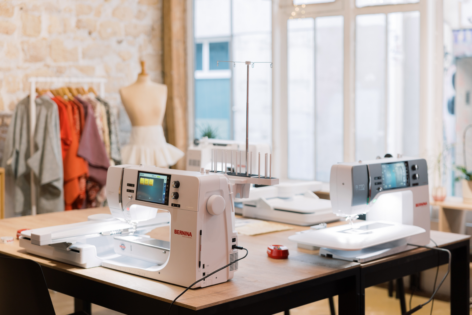 BERNINA Série 7 PRO en situation atelier — B 770 QE PRO et B 790 PRO