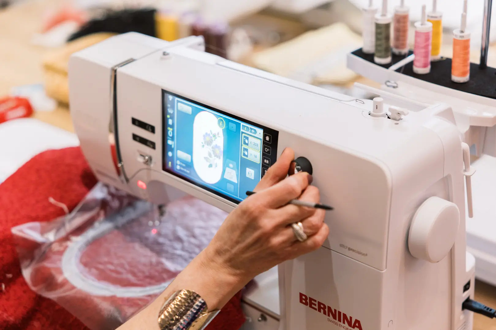 Bernina 700 PRO – Machine à broder – en utilisation | Bernina Addict
