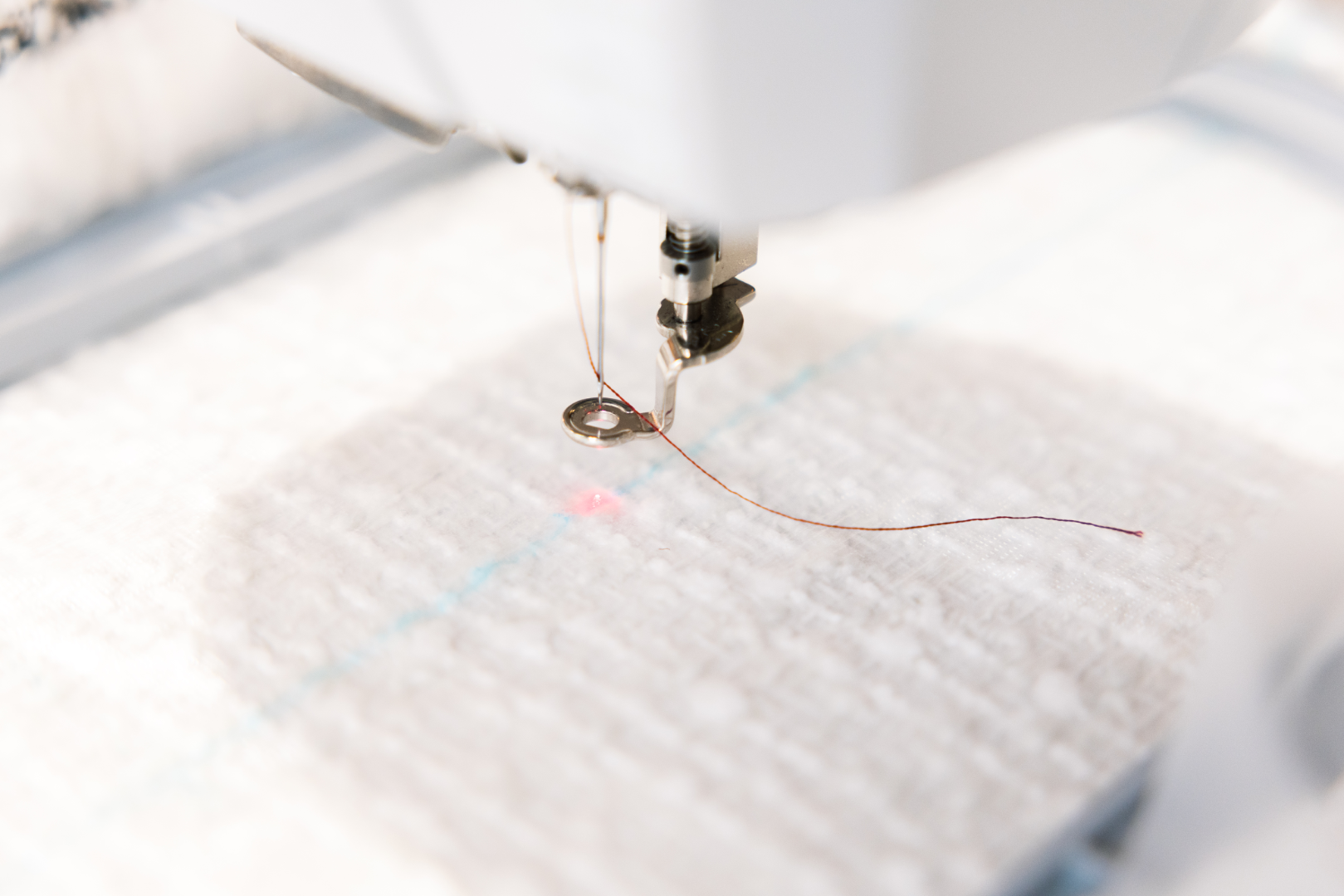Couturière Amaya et sa BERNINA 735 PRO – machine haut de gamme Série 7