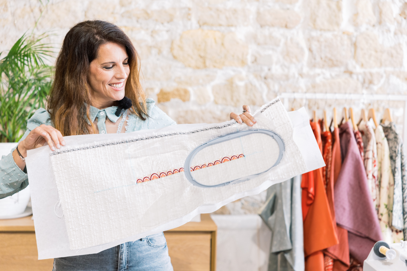 Amaya cousant avec la BERNINA 735 PRO – précision et confort de couture