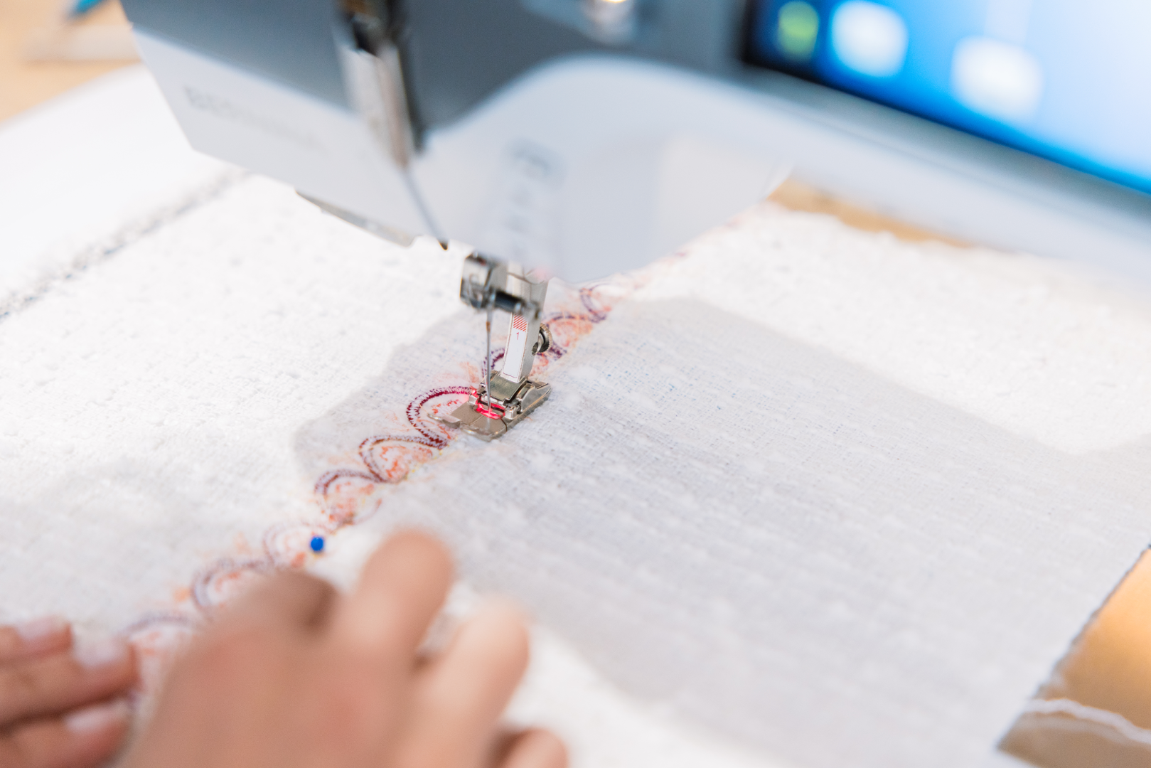 Détail couture BERNINA 735 PRO – Amaya travaillant sur tissu coloré