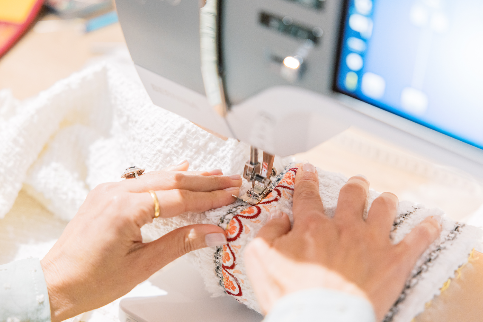 BERNINA 735 PRO en utilisation avec Amaya – couture précise Série 7