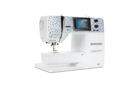 Bernina 495 Liberty Edition – vue de face avec écran tactile | Bernina Addict