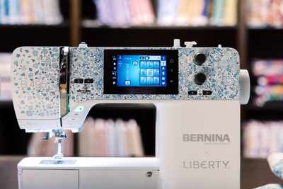 Bernina 495 Liberty Edition en couture – finition point décoratif Liberty | Bernina Addict