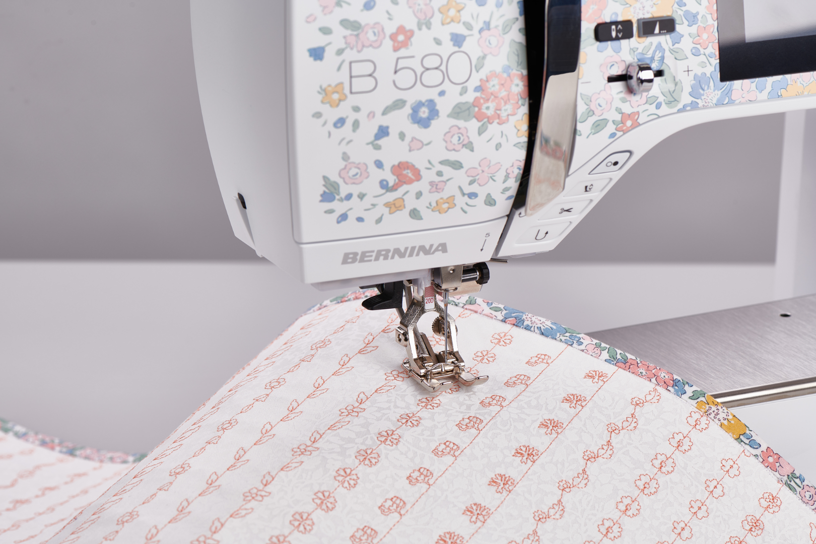 Bernina 580 Liberty Edition – point décoratif Liberty en cours | Bernina Addict