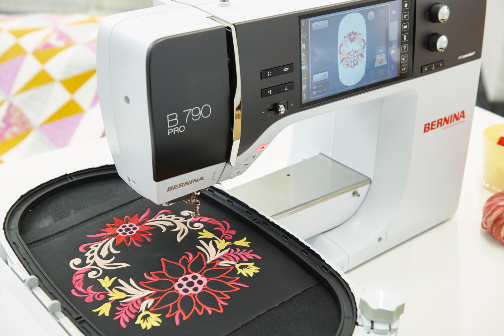 BERNINA 790 PRO sur table de couture – machine haut de gamme Série 7