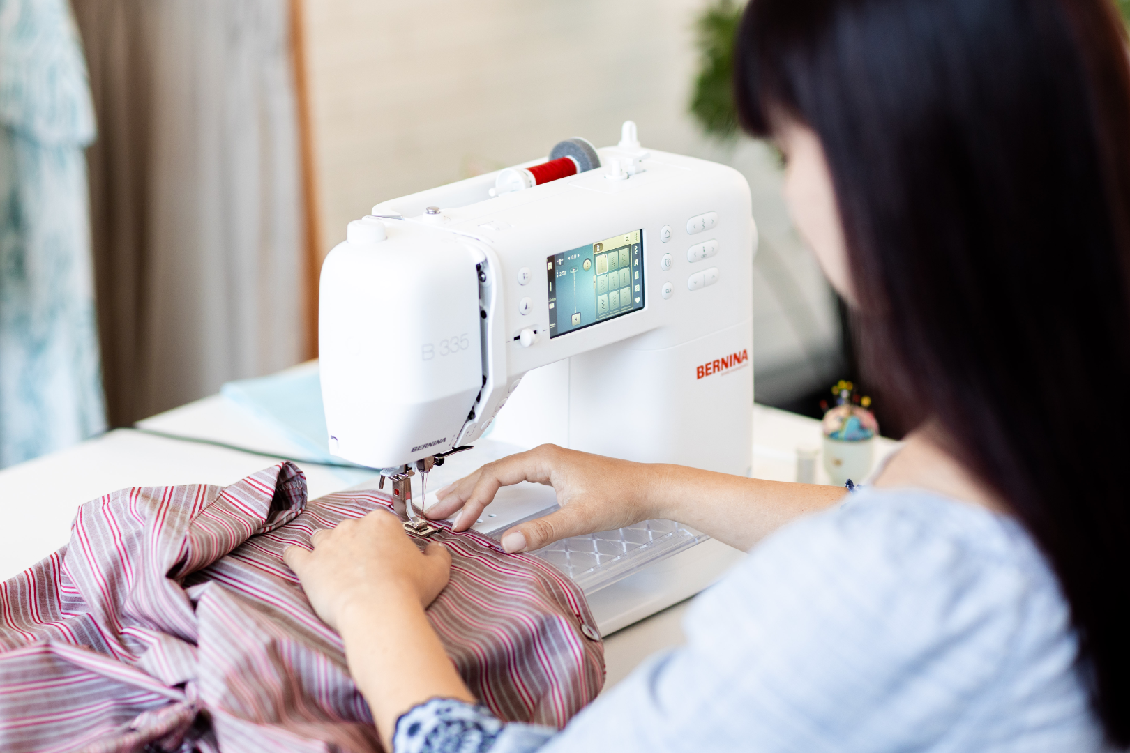 Couture de précision avec la BERNINA 325 – point droit sur tissu clair