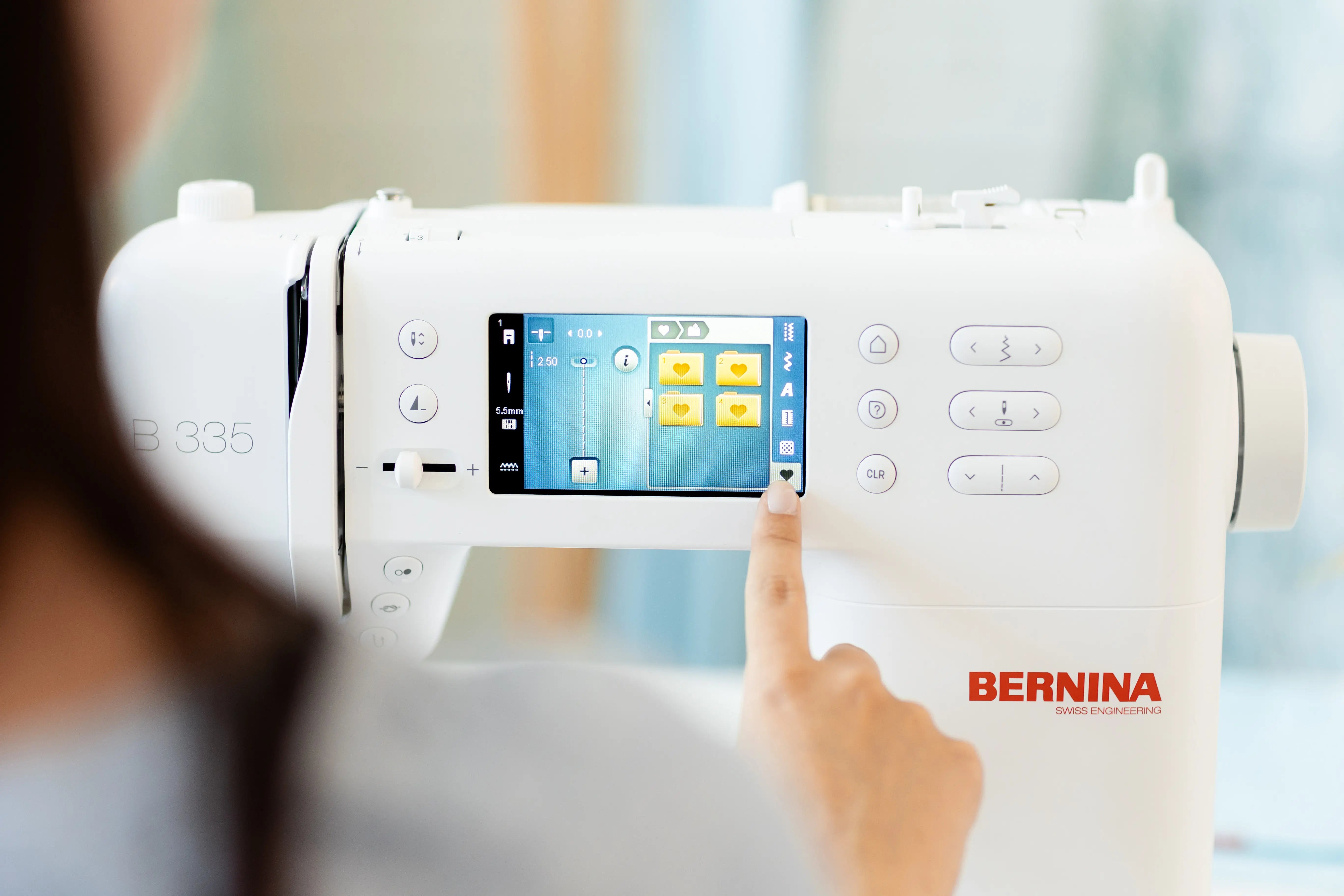 BERNINA 325 posée sur table de couture – machine à coudre compacte Série 3