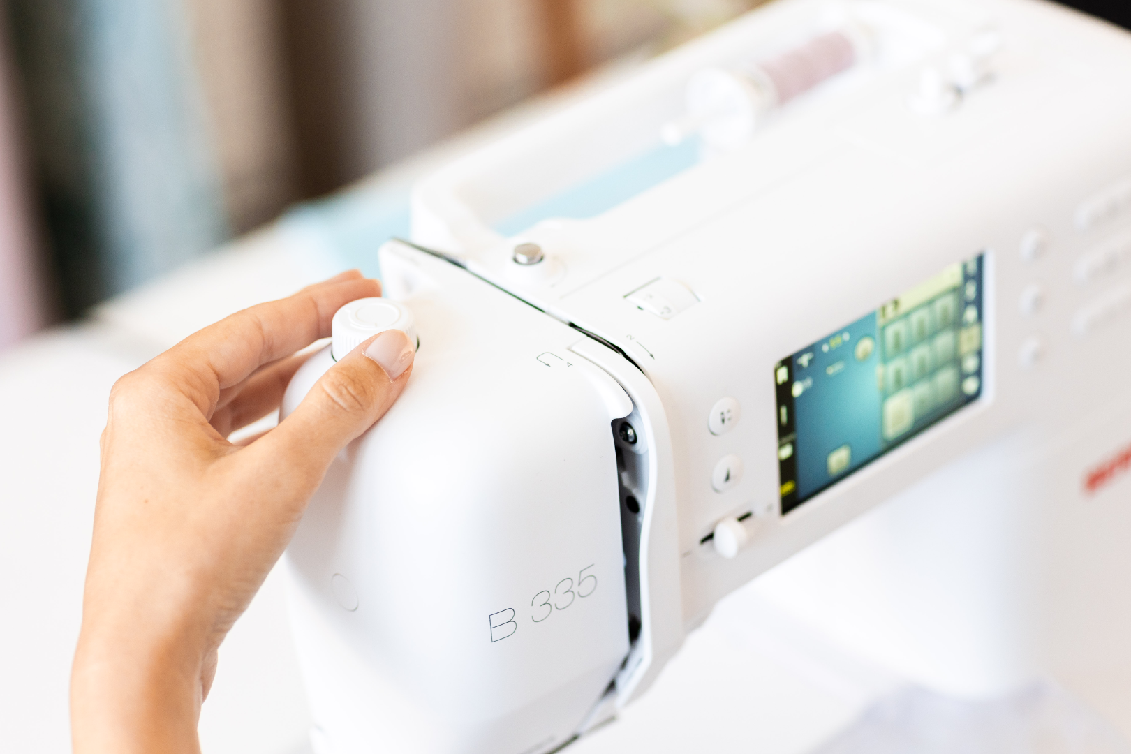 BERNINA 335 vue de dessus en action – couture tissu imprimé