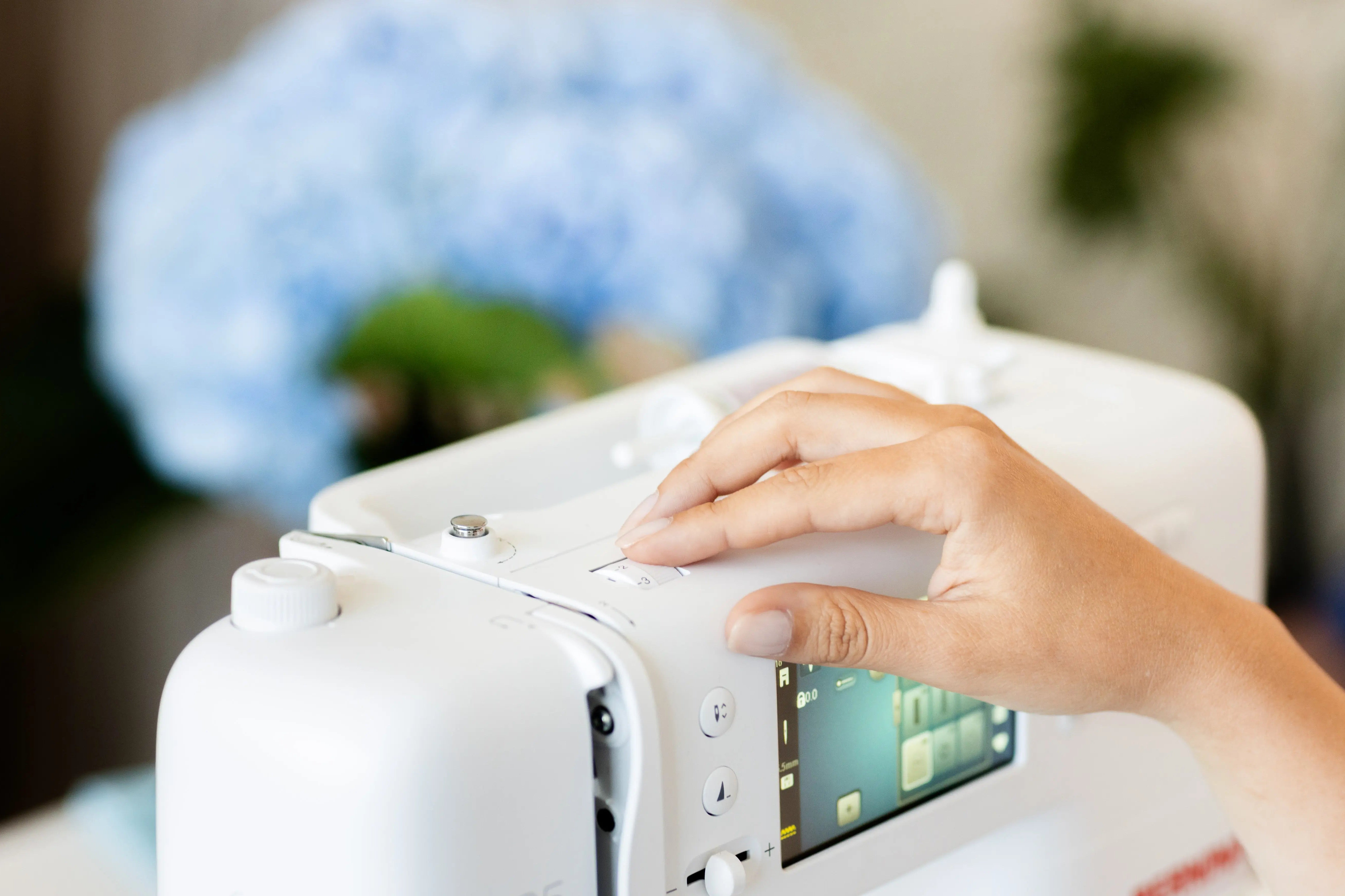 BERNINA 325 vue de profil en action – machine à coudre compacte Série 3