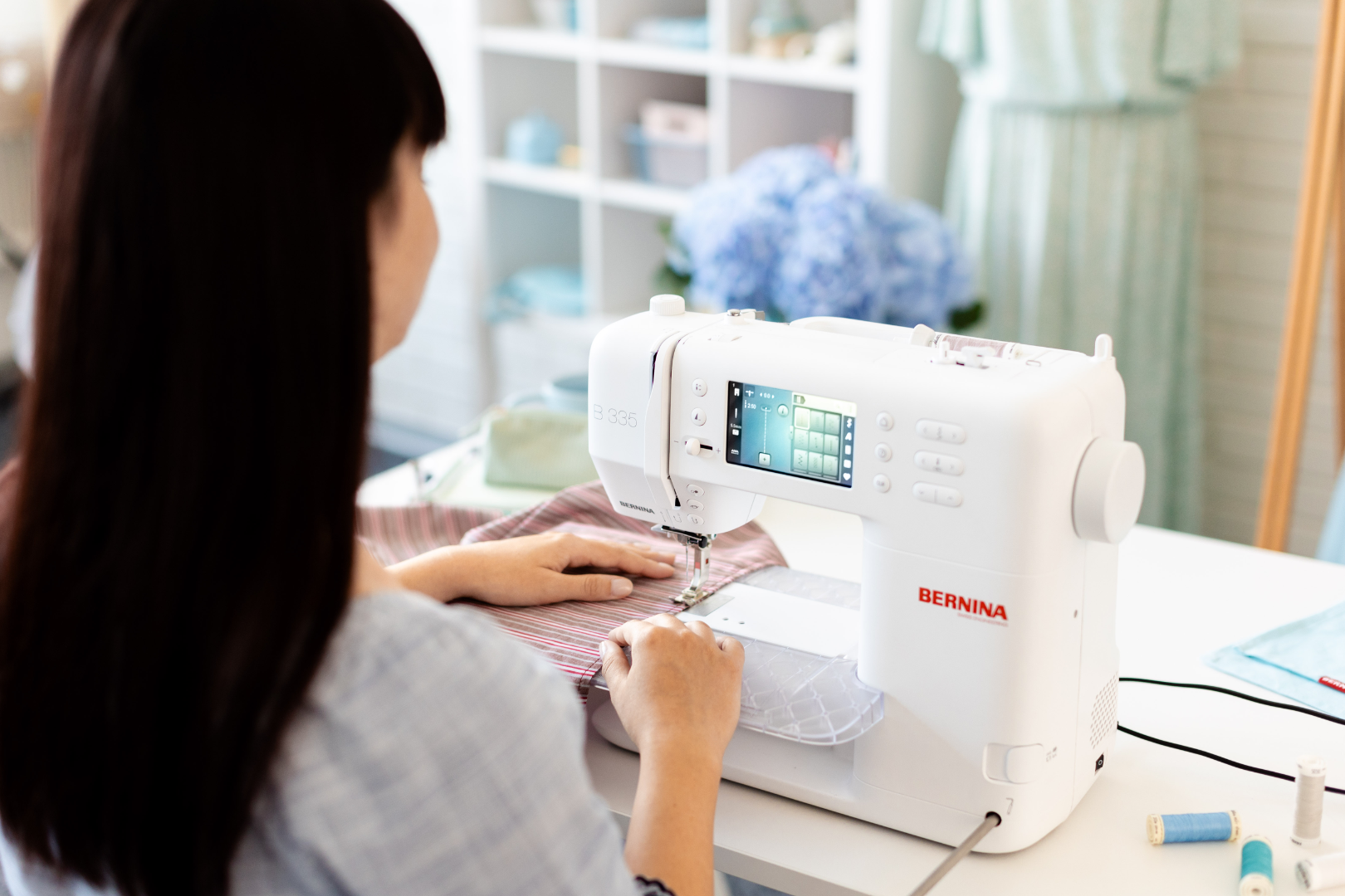 BERNINA 335 utilisée sur projet couture coloré – machine polyvalente Série 3