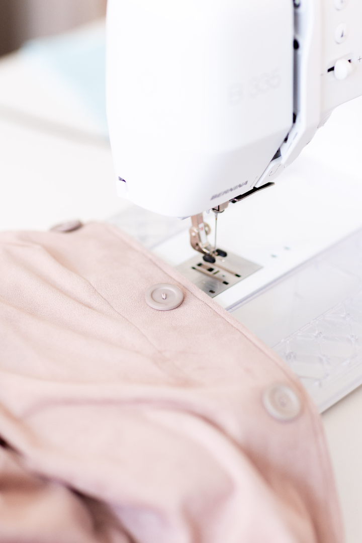 Détail pied presseur BERNINA 325 en cours de couture – précision Série 3