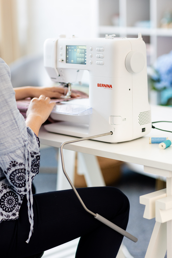 Couturière travaillant avec la BERNINA 335 – fluidité et précision de couture