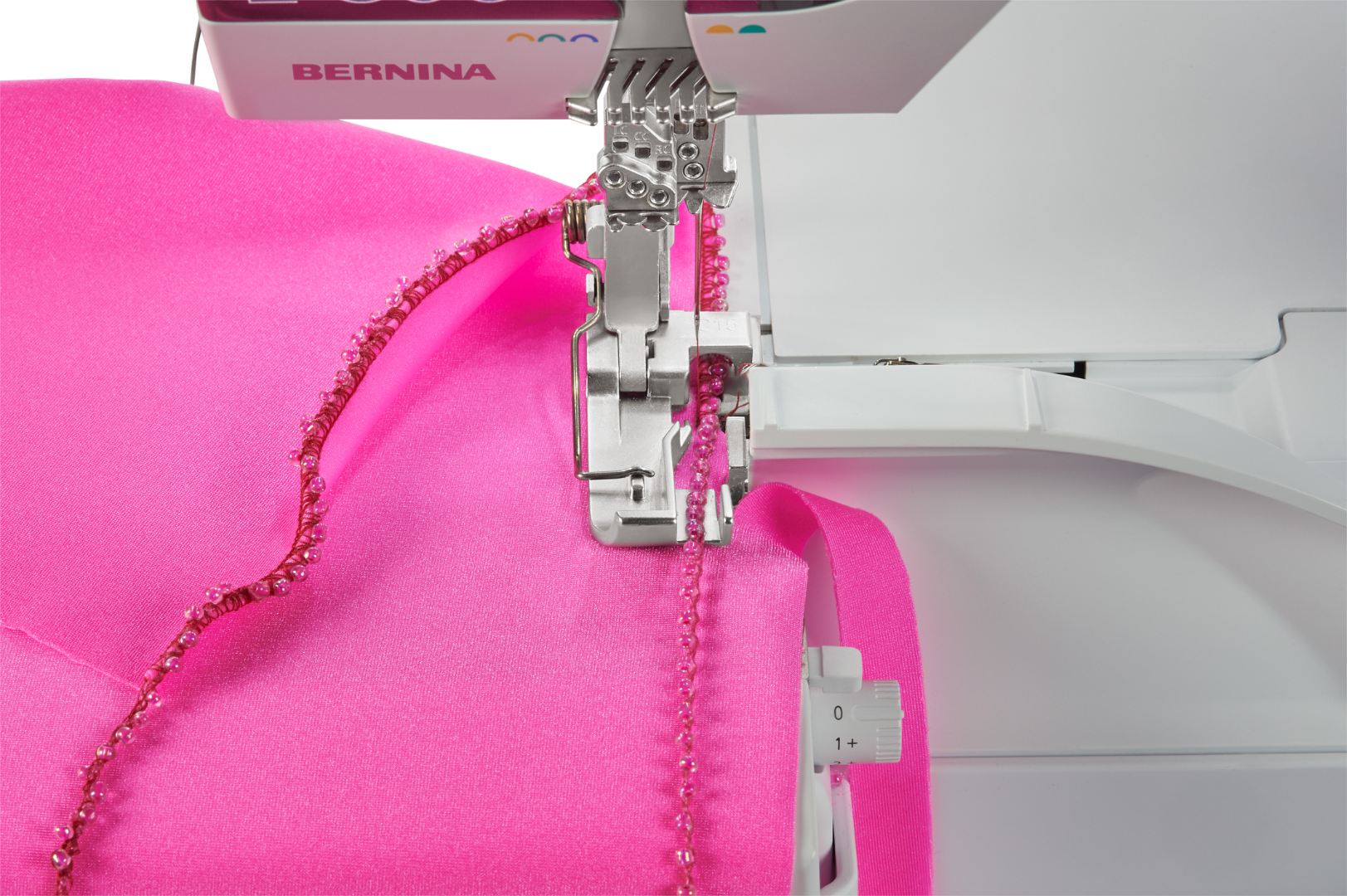BERNINA L 890 avec couteaux de coupe – système de découpe intégré