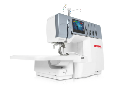 Bernina L 860 – Surjeteuse & Recouvreuse – vue dynamique – avec table rallonge | Bernina Addict