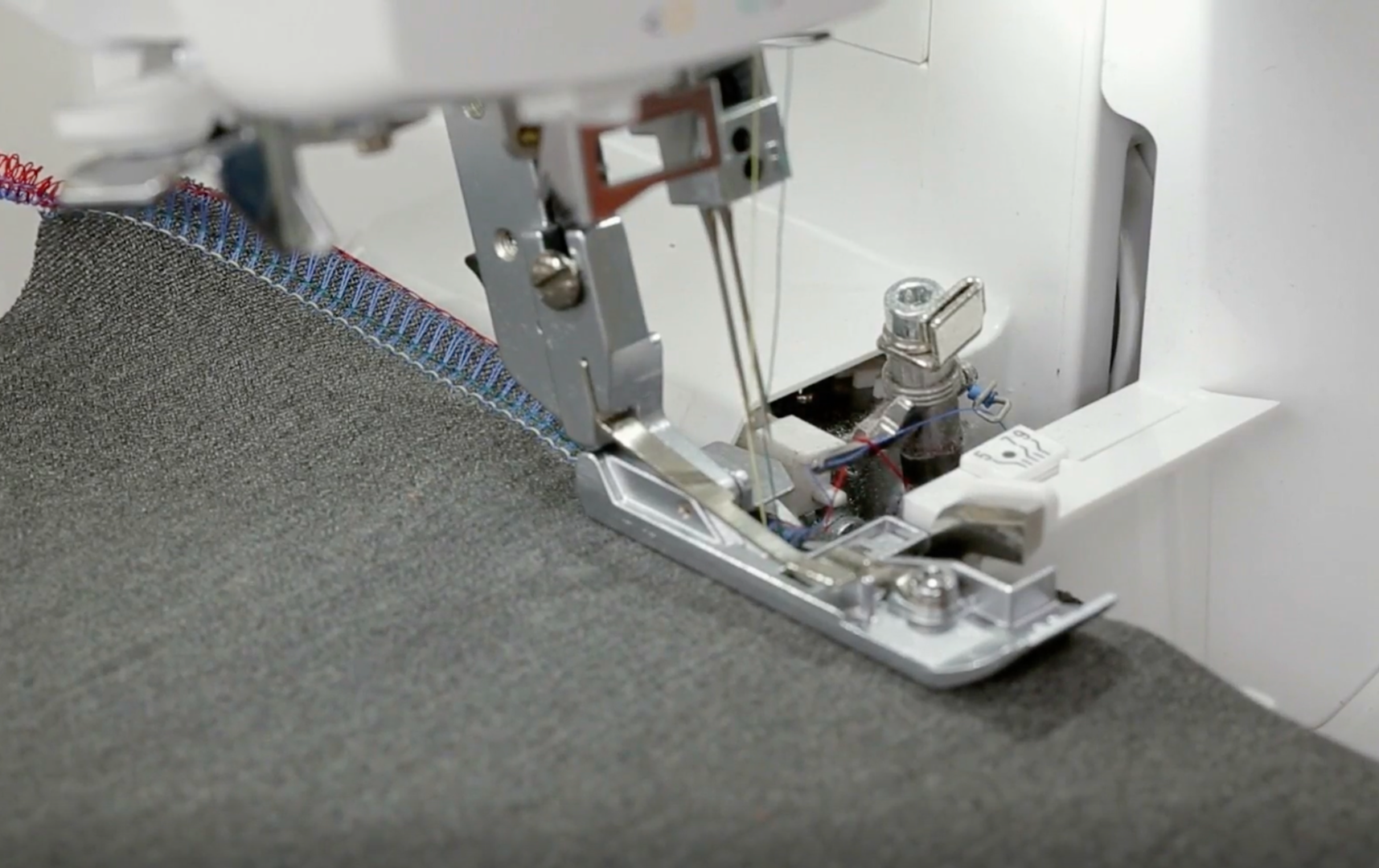 Écran BERNINA L 460 – réglages AirThreader et type de point surjeteuse