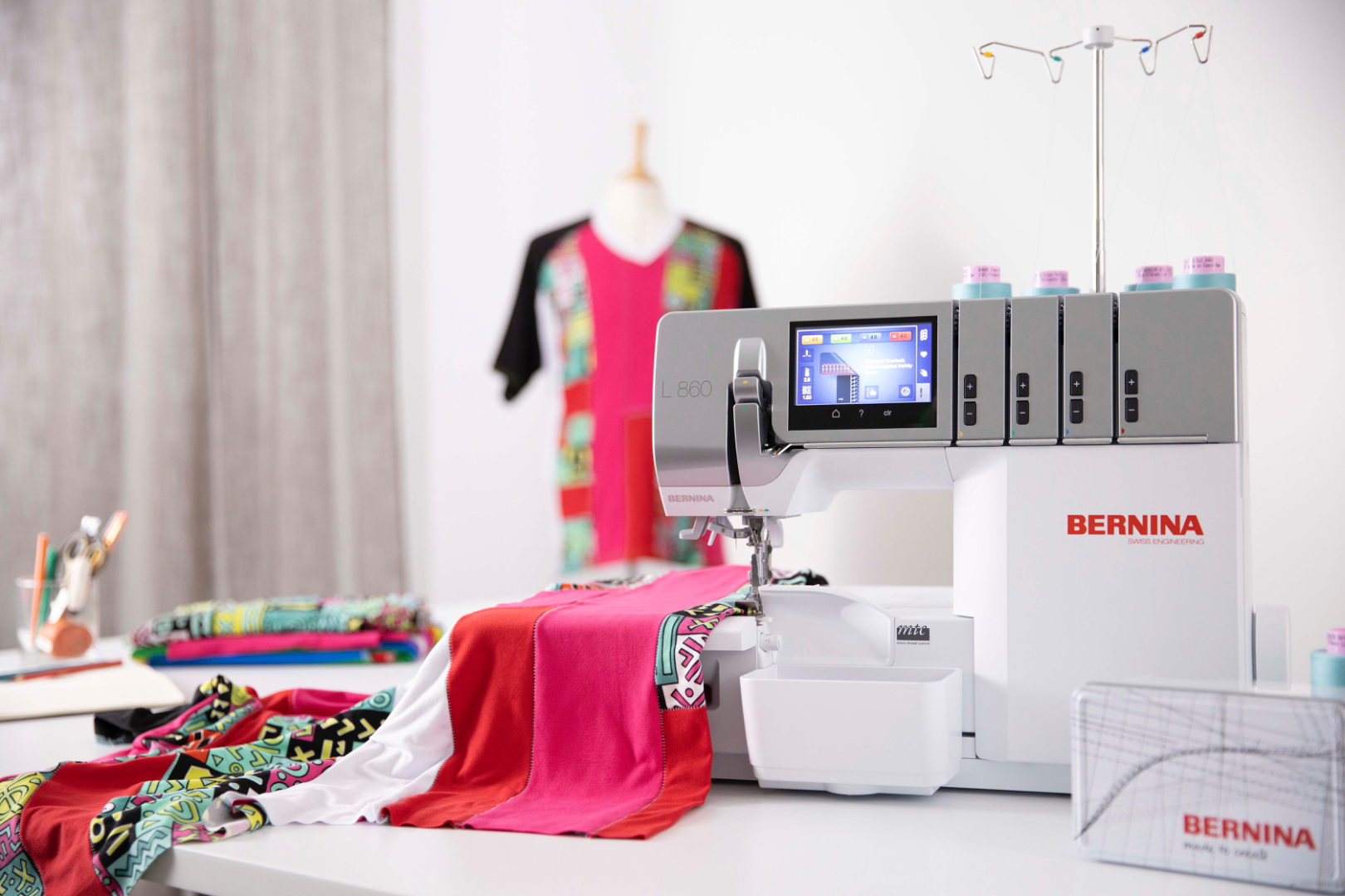 BERNINA L 860 en cours d'utilisation – surjeteuse recouvreuse Série L