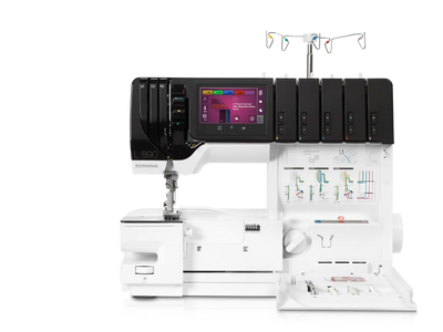 Bernina L 890 – Surjeteuse & Recouvreuse – vue de face – bras libre – couvercle ouvert | Bernina Addict