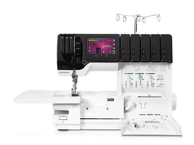 Bernina L 890 – Surjeteuse & Recouvreuse – vue de face – avec table rallonge – couvercle ouvert | Bernina Addict