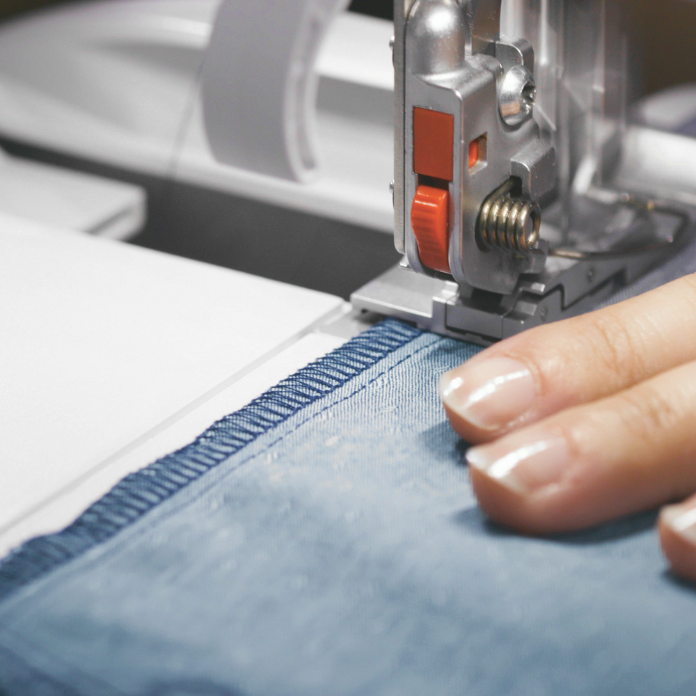 Surfilage de tissus stretch et jersey avec une surjeteuse BERNINA Série L 4
